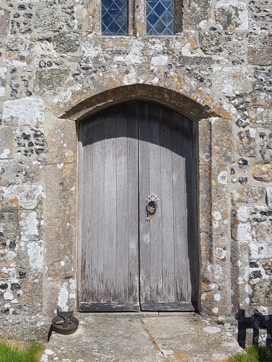 TheHistoryMouse's tweet image. No frills door #AdoorableThursday #StMartinFifield

West door. Segmental pointed arch with low wide centres. Cavetto moulding to arch and jambs. Bonus #BootScraper