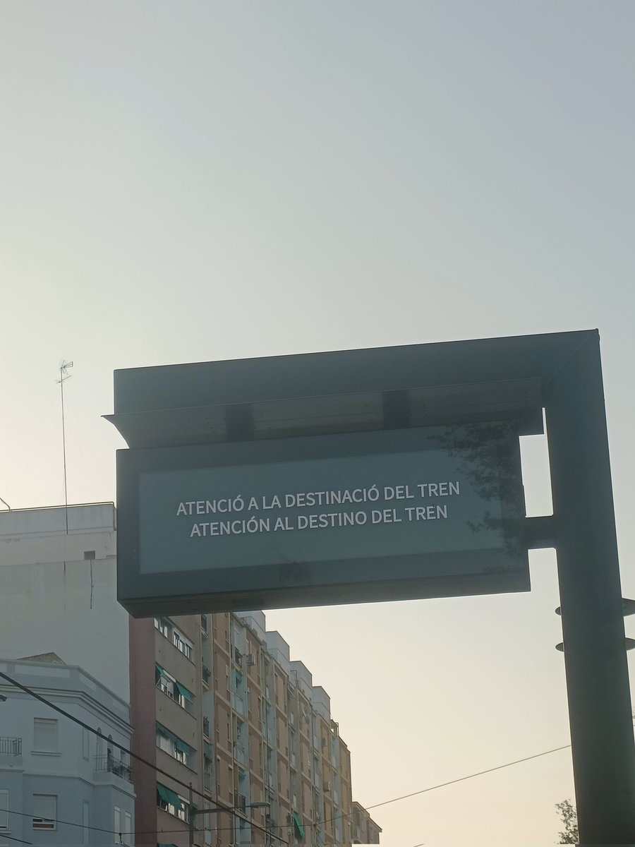 MarttaDoncel's tweet photo. @metrovalencia : jo crec que llevar freqüències de metros i posar que hem d'estar alerta a la destinació dels tramvies ÉS DE TINDRE MÉS CARA QUE ESQUENA, no?
Què hem d'esperar quan començen les escoles i universitats...? https://t.co/EETXsd82yu