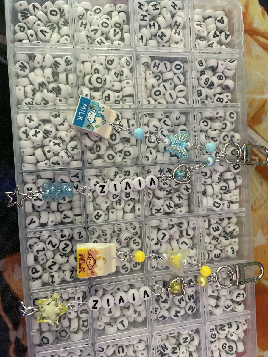 MoonFlowerDIY's tweet photo. Making last minute freebies for bcuz in San Antonio^^

#VIVIZTOUR #viviz #freebies #keychains https://t.co/HUagbu1iw6