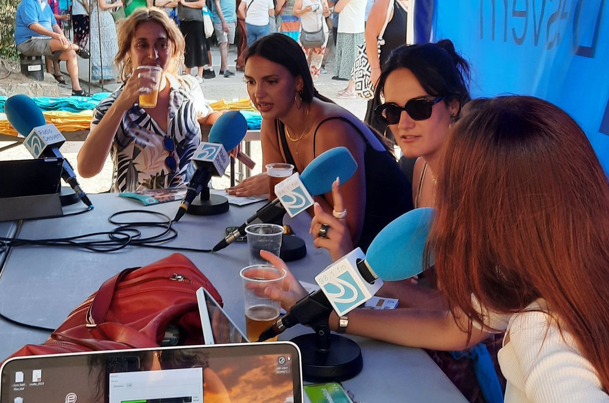 radiodesvern's tweet photo. 📻🎊L'emissora #RadioDesvern vam estar presents al moment de l'inici de la #FMSantJust2024, ubicats amb una carpa davant #CanGinestar.
👉Vam fer un programa especial previ al #Pregó, conduït per Dani Martínez i amb la participació de col·laboradors del magazin #ElRefugi. https://t.co/PmeGiWQxoe