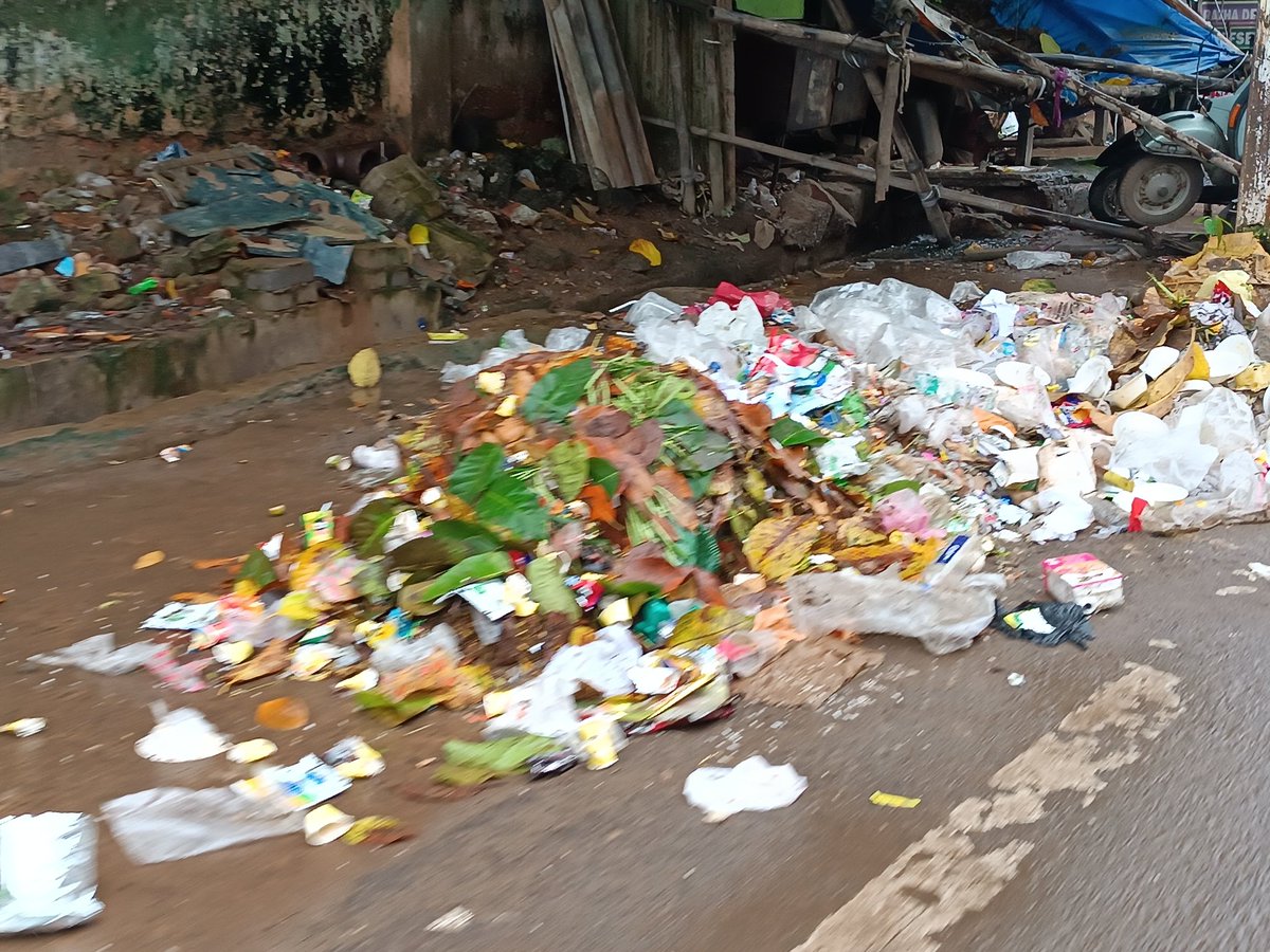 dhenkanalupdate's tweet image. ଡେଙ୍ଗୁ ରୋଗ ଠାରୁ  ସୁରକ୍ଷିତ ରଖିବା ପାଇଁ ପାଣି ଜମୁଥିବା ସ୍ଥାନଗୁଡିକୁ ବନ୍ଦ କରିବା ସହ ସ୍ୱଚ୍ଛତା ଉପରେ ଧ୍ୟାନ ଦେବାକୁ ରାଜ୍ୟ ସରକାର ବିଭିନ୍ନ ସଚେତନତା କାର୍ଯ୍ୟକ୍ରମ କରୁଥିବା ବେଳେ ଏହାର ବିପର୍ଯ୍ୟସ୍ତ ବ୍ୟବସ୍ଥା ଦେଖା ଦେଇଛି ଢେଙ୍କାନାଳ ପୌରପାଳିକାର ବିଭିନ୍ନ ୱାର୍ଡ ରେ । 

#SwachhDhenkanal #Dengu #DhenkanalUpdate