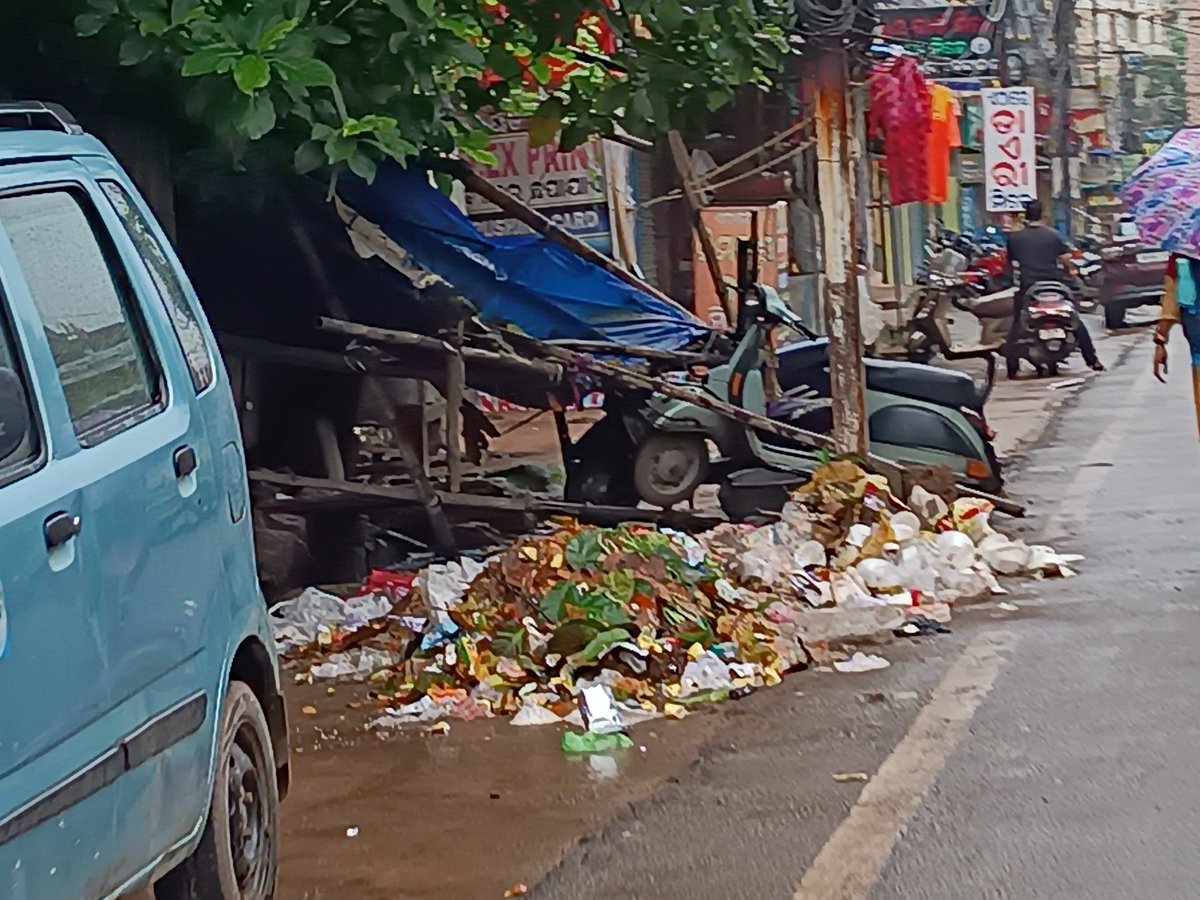 dhenkanalupdate's tweet image. ଡେଙ୍ଗୁ ରୋଗ ଠାରୁ  ସୁରକ୍ଷିତ ରଖିବା ପାଇଁ ପାଣି ଜମୁଥିବା ସ୍ଥାନଗୁଡିକୁ ବନ୍ଦ କରିବା ସହ ସ୍ୱଚ୍ଛତା ଉପରେ ଧ୍ୟାନ ଦେବାକୁ ରାଜ୍ୟ ସରକାର ବିଭିନ୍ନ ସଚେତନତା କାର୍ଯ୍ୟକ୍ରମ କରୁଥିବା ବେଳେ ଏହାର ବିପର୍ଯ୍ୟସ୍ତ ବ୍ୟବସ୍ଥା ଦେଖା ଦେଇଛି ଢେଙ୍କାନାଳ ପୌରପାଳିକାର ବିଭିନ୍ନ ୱାର୍ଡ ରେ । 

#SwachhDhenkanal #Dengu #DhenkanalUpdate