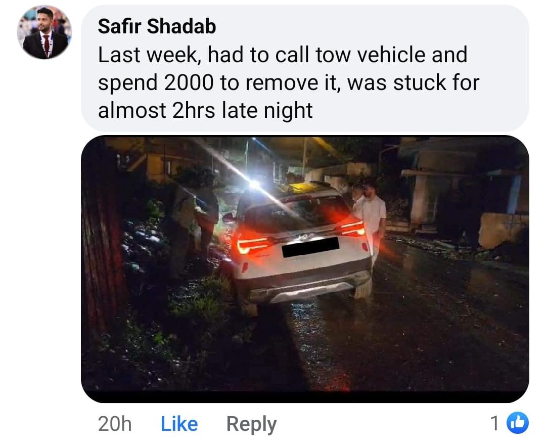 BalagereConnect's tweet photo. Narrow road ,multiple lanes, open sewage lines. Commuters are struggling to cross 500 meter stretch. @BlrCityPolice @halairporttrfps @wftrps dividers on certain stretch is must, road conditions are worst. @BBMPCOMM
 Ambulance got stuck today.  #BrandBengaluru is just on paper. https://t.co/DOTx4TNkj9