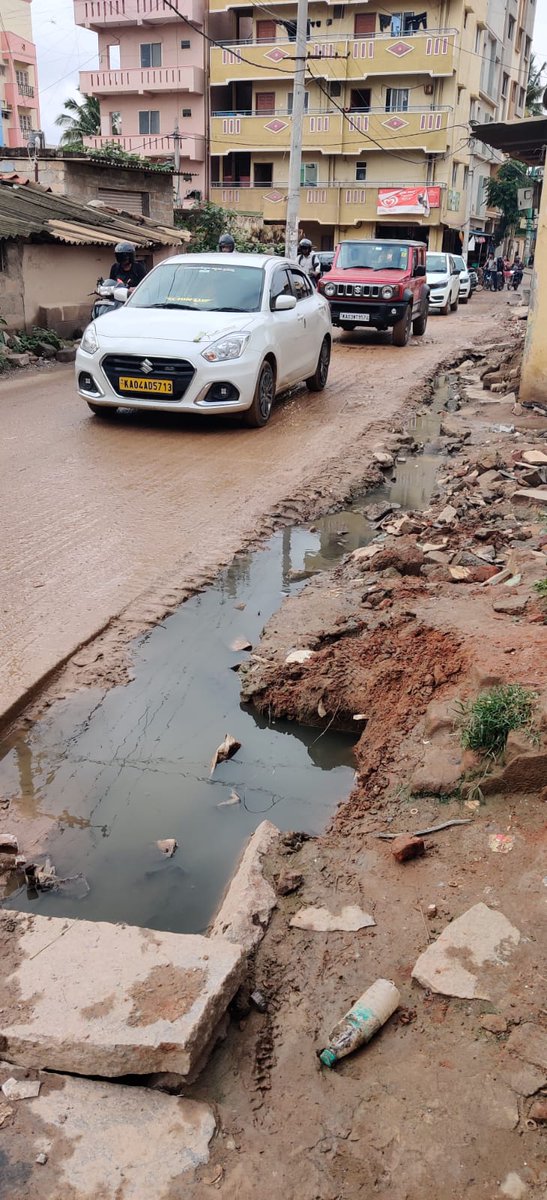 Narrow road ,multiple lanes, open sewage lines. Commuters are struggling to cross 500 meter stretch. <a href="/BlrCityPolice/">ಬೆಂಗಳೂರು ನಗರ ಪೊಲೀಸ್‌ BengaluruCityPolice</a> <a href="/halairporttrfps/">HAL AIRPORT TRAFFIC BTP</a> <a href="/wftrps/">WHITEFIELD TRAFFIC PS BTP</a> dividers on certain stretch is must, road conditions are worst. @BBMPCOMM
 Ambulance got stuck today.  #BrandBengaluru is just on paper.