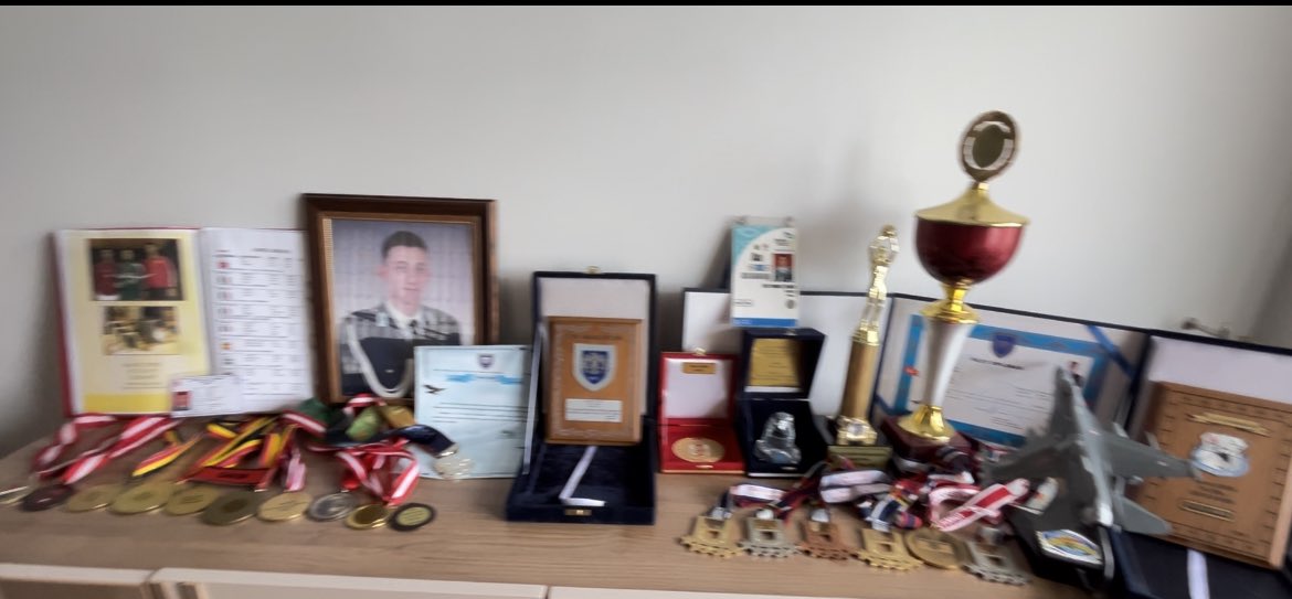 Sevinc Cakir (@sevinccakir8) on Twitter photo <a href="/DogerHusnu/">Hüsnü DÖĞER 🇹🇷</a> 2011 Eskrim dünya birinci oğlum!
Bayrağımızı gururla dalgalandırdı. Ve iki kere de dünya ikinciliği ve onlarca madalya kazandırdı ülkemize!
Hiçbir sorumluluğu, yetkisi suçu olmadığı halde 15 Temmuzdan sorumlu tutularak Kursiyer Teğmen oğluma müebbet hapis cezası verdiler.. <a href="/DogerHusnu/">Hüsnü DÖĞER 🇹🇷</a> 2011 Eskrim dünya birinci oğlum!
Bayrağımızı gururla dalgalandırdı. Ve iki kere de dünya ikinciliği ve onlarca madalya kazandırdı ülkemize!
Hiçbir sorumluluğu, yetkisi suçu olmadığı halde 15 Temmuzdan sorumlu tutularak Kursiyer Teğmen oğluma müebbet hapis cezası verdiler..