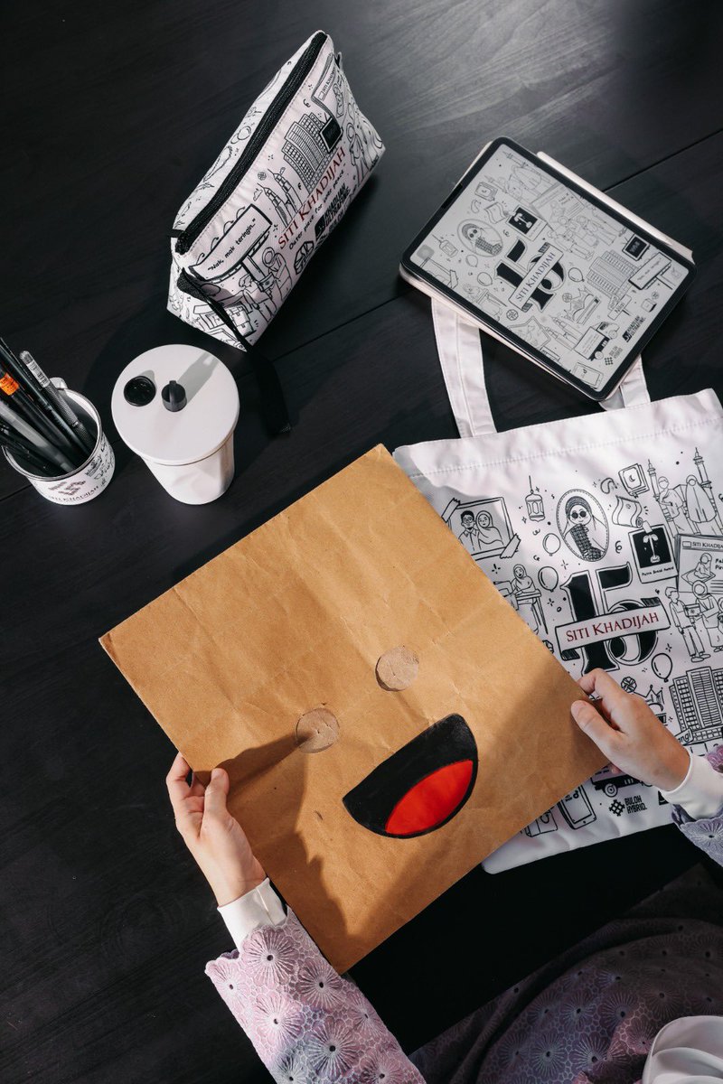 TelekungSK's tweet photo. Psst, bulan merdeka ni lah waktunya nak sapot lokal artis. Add them to your bag collections now and be inspired by the narrative illustrations of Siti Khadijah’s 15 years journey! https://t.co/ZsDZojVxfs 

 #SKxAnnJaafar #SK15 #outerpieceforinnerpeace https://t.co/xMRafayBs5