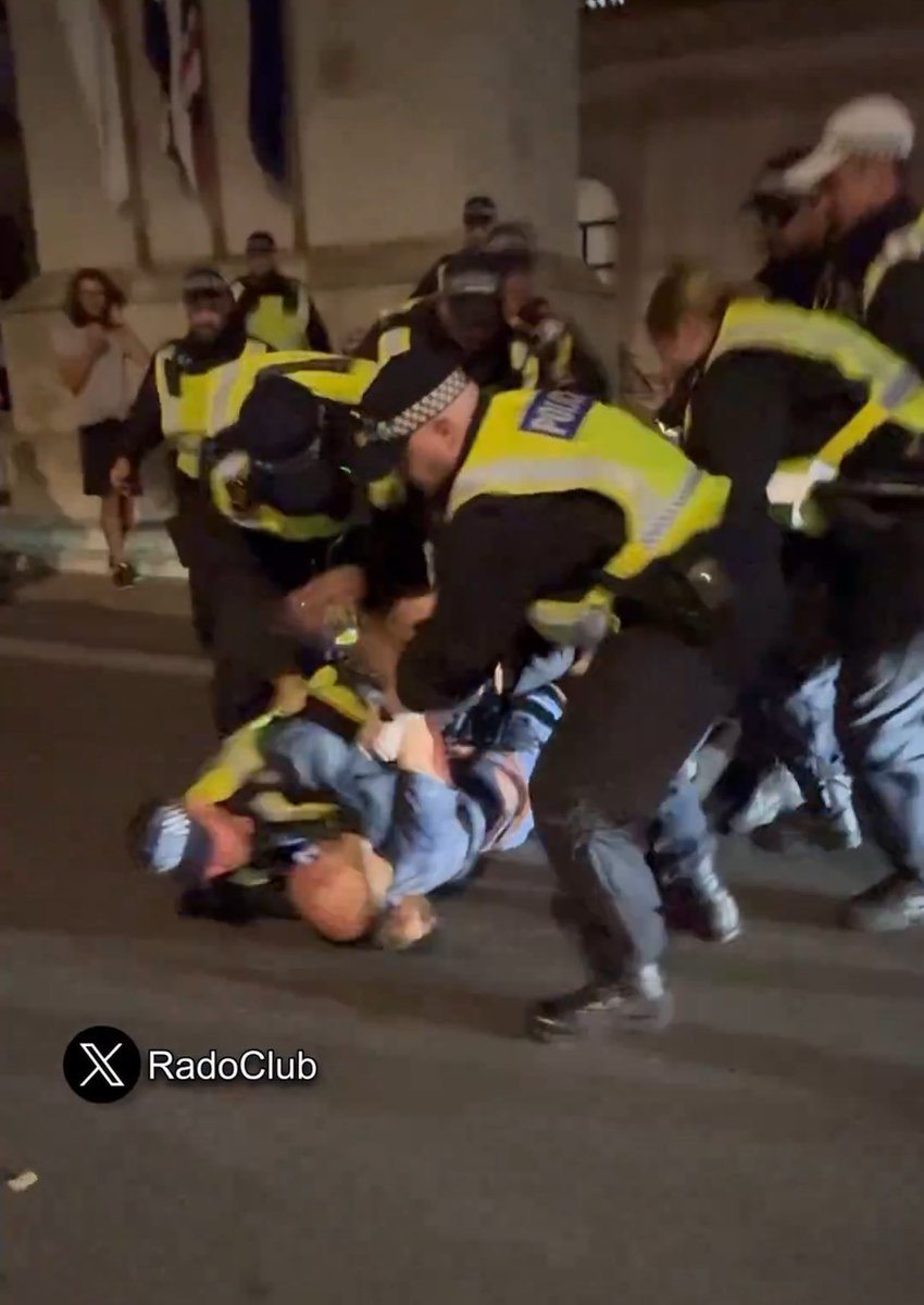 Wokewaster's tweet photo. Smash some police women's faces in &amp; catch it all on film &amp; if you're a Muslim you get let off due to lack of evidence.
Stand on a street corner and beg the government to stop our children being stabbed to death by migrants and if you're British you will be battoned and arrested https://t.co/PlyIJsqKnT