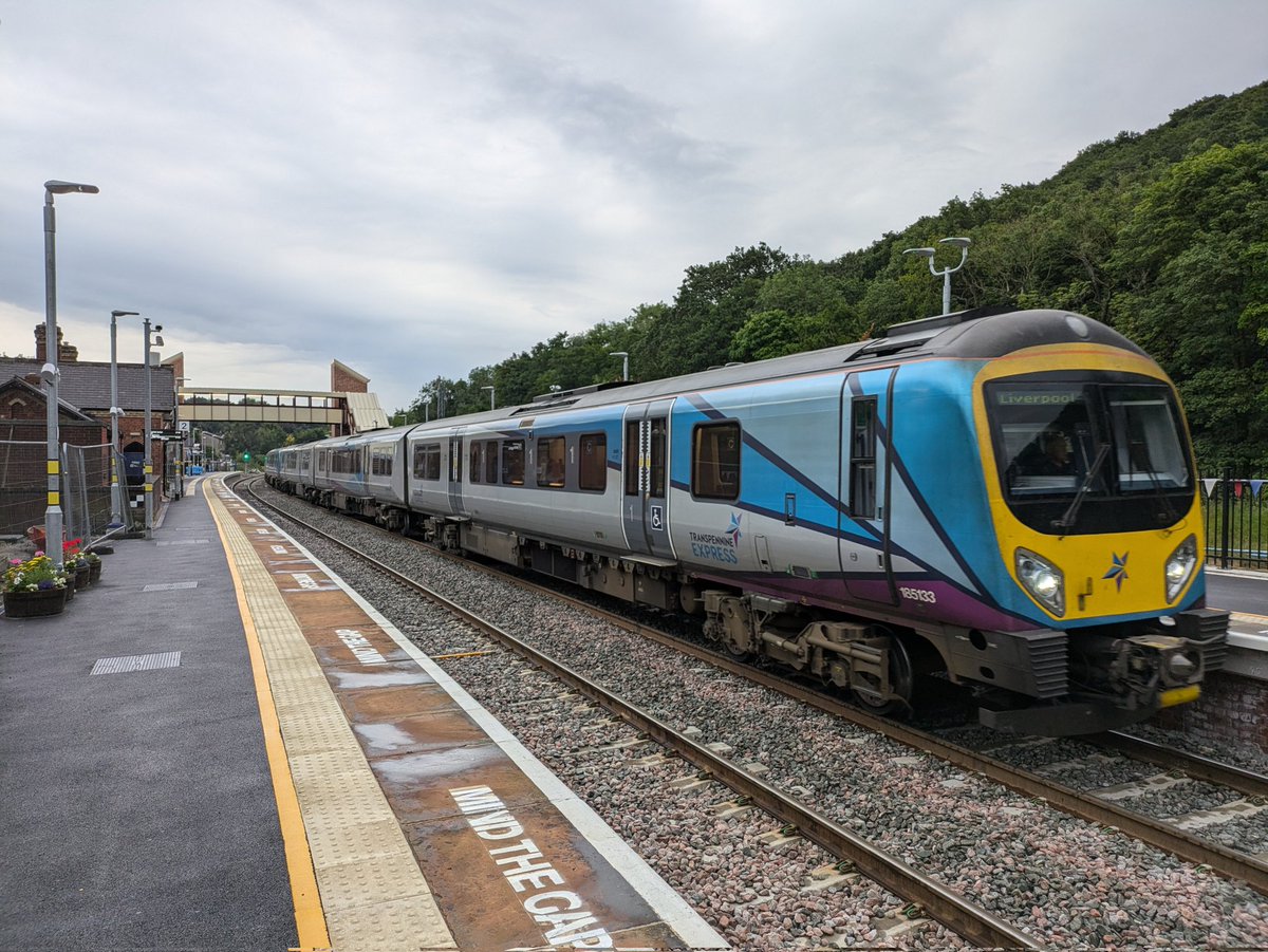SteelCityDog_'s tweet image. Dore Mornings -

185133 and 185109 make their scheduled call at Dore on 1B65, while 185127 speeds by on the late running 1B64. #class185 #doreandtotley