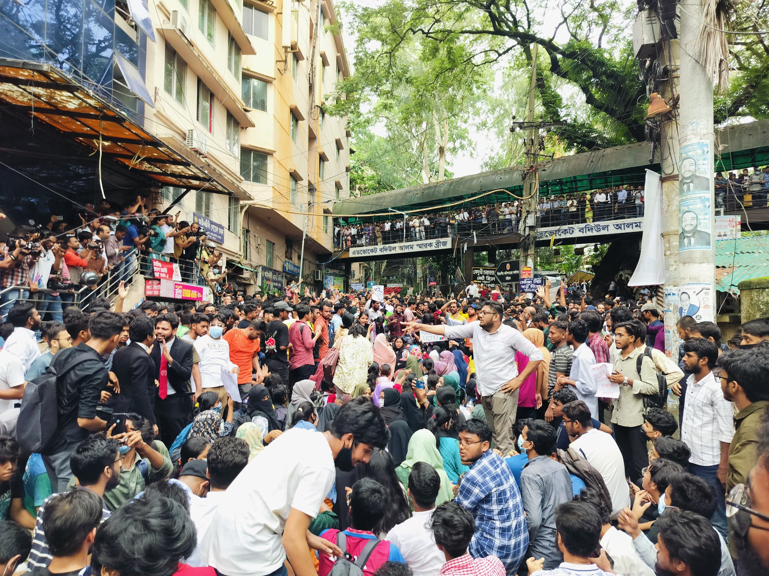 পুলিশের বাধা ডিঙিয়ে আদালত চত্বরে শিক্ষার্থী ও আইনজীবীদের বিক্ষোভ