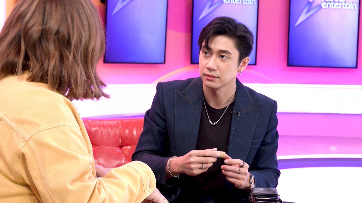 BrickinfoReport's tweet photo. ศุกร์ที่ 2 นี้ พบกับของขลังในเป๋าหนุ่มหล่อ “แจม รชตะ” ในรายการ “ไนน์เอ็นฯ” ทางช่อง 9 กด 30
.
วันศุกร์ที่ 2 สิงหาคมนี้ เวลา 11.30 น. ในรายการไนน์เอ็นเตอร์เทน ช่อง 9 กด 30 พบกับช่วง “เปิดเป๋าซุปตาร์” สัปดาห์นี้พิธีกรดีกรีเหยี่ยวข่าวสุดแซ่บ “หว่าหวา วัชรพงศ์ ปัทมาวิไล” จะพาไปล้วงความลับแบบทุกซอก ทุกมุม ของหนุ่มหล่อมากความสามารถ “แจม รชตะ หัมพานนท์” ที่งานนี้ถูกฉกตัวมาล้วงความลับในกระเป๋าใบเก่งที่พกของใช้ส่วนตั๊วส่วนตัว และของรักของหวงอัดแน่นมาแบบจัดเต็ม ทั้งกระเป๋าสตางค์, น้ำหอม, แว่นตากันแดด,ที่คาดผม, พาวเวอร์แบงค์, หูฟัง และของขลังฉบับสายมูตัวพ่อ พร้อมทั้งโชว์สด ๆ กับซิงเกิ้ลแรกในชีวิต “อ่านแต่ไม่ตอบ” ให้เจ๊หว่าหวาของเราได้อินฟินหนักกันอีกด้วย ติดตามความสนุก ความฟิน 
.
#เปิดเป๋าซุปตาร์ #ช่อง9กด30 #แจมรชตะ #JamRachat