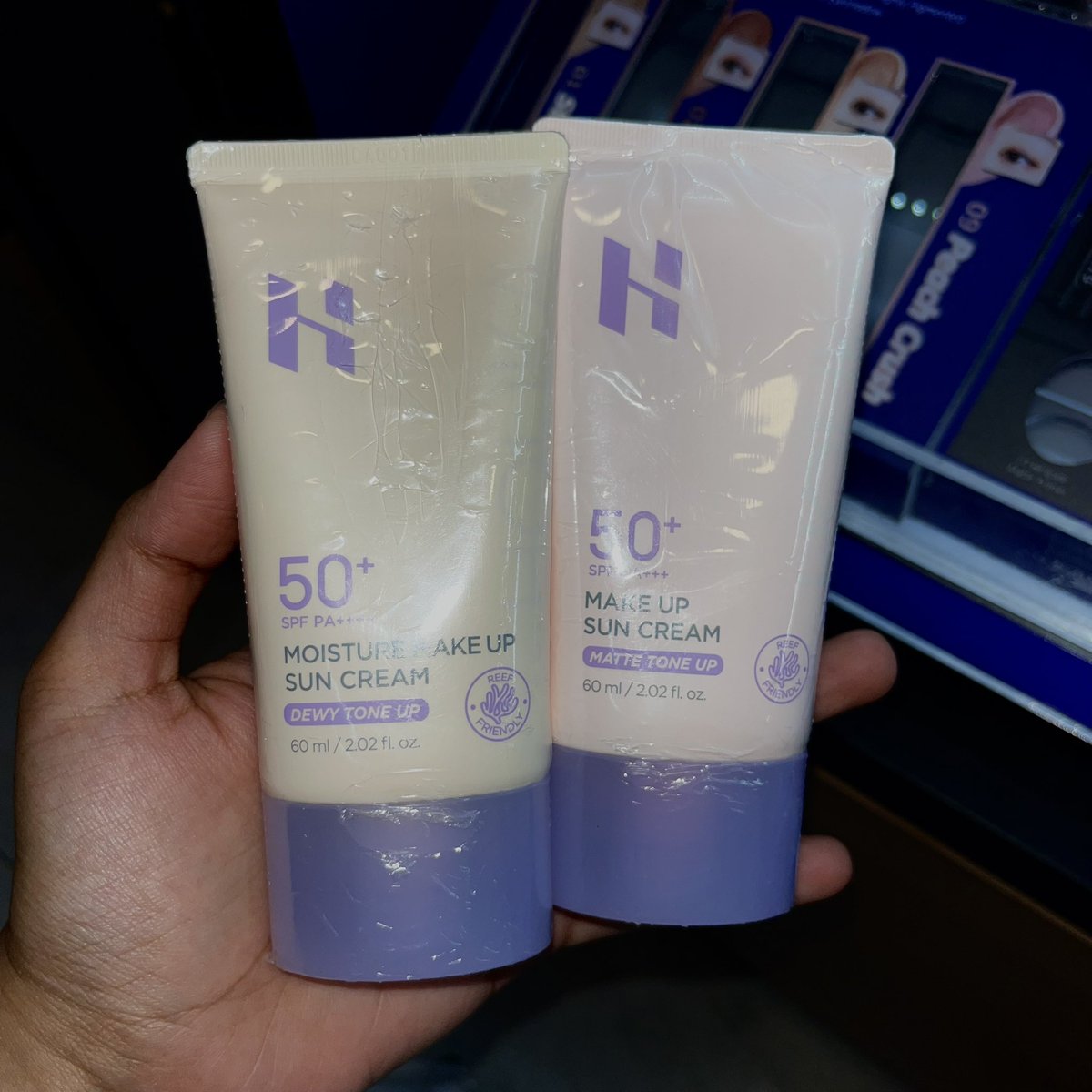Fav sunscreen if malas makeup. Kiri untuk dry normal skin, kanan utk oily skin or outdoor activities 🫡 https://t.co/11T1pfXOu0