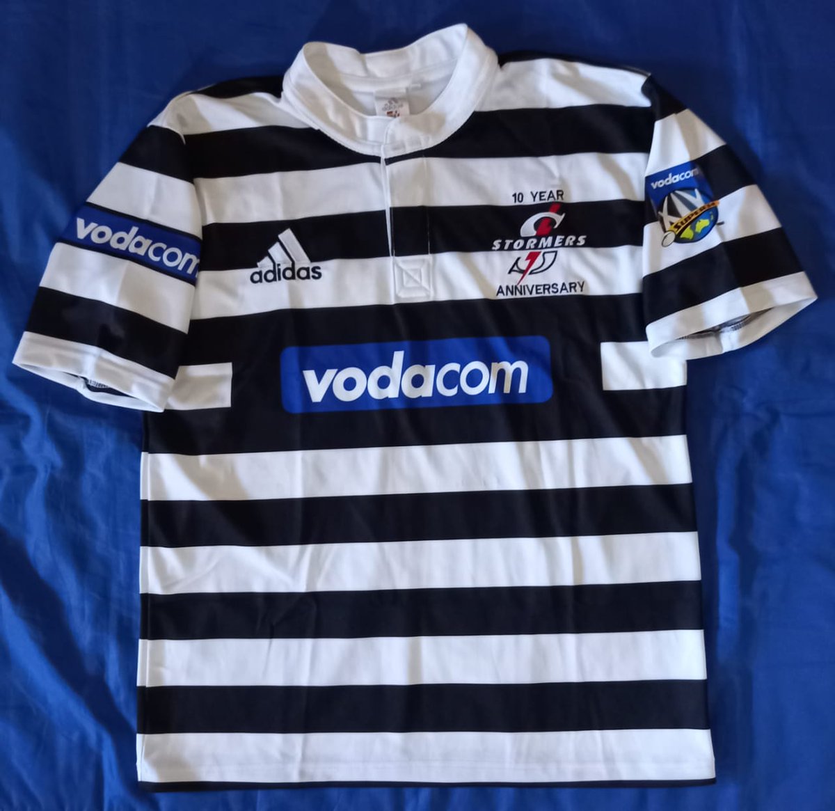 itstezza_'s tweet photo. @rugby365com @THESTORMERS Gotta love '99! Bring back the Black for the home kit @THESTORMERS! Also really loved the 10 year anniversary jersey and would love to see us in this for the URC to pay homage to WP https://t.co/CH1U9kafqc