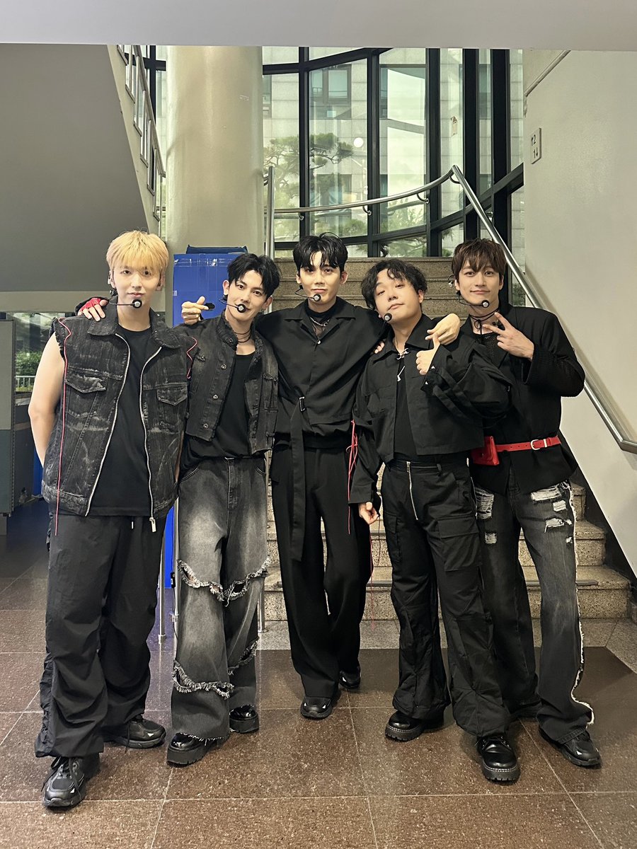 i2mixxx's tweet photo. 先週金曜日ミュージックバンクでKOKOONのDANCE NOW初披しました！みなさん見ていただけましたか？😊ネットでも見れるので、ぜひ見てください😆🦋
#KOKOON #코쿤 #コクーン #ギャグアイドル #お笑いアイドル #개그아이돌 #comedianidol https://t.co/r9HmPLTC6U