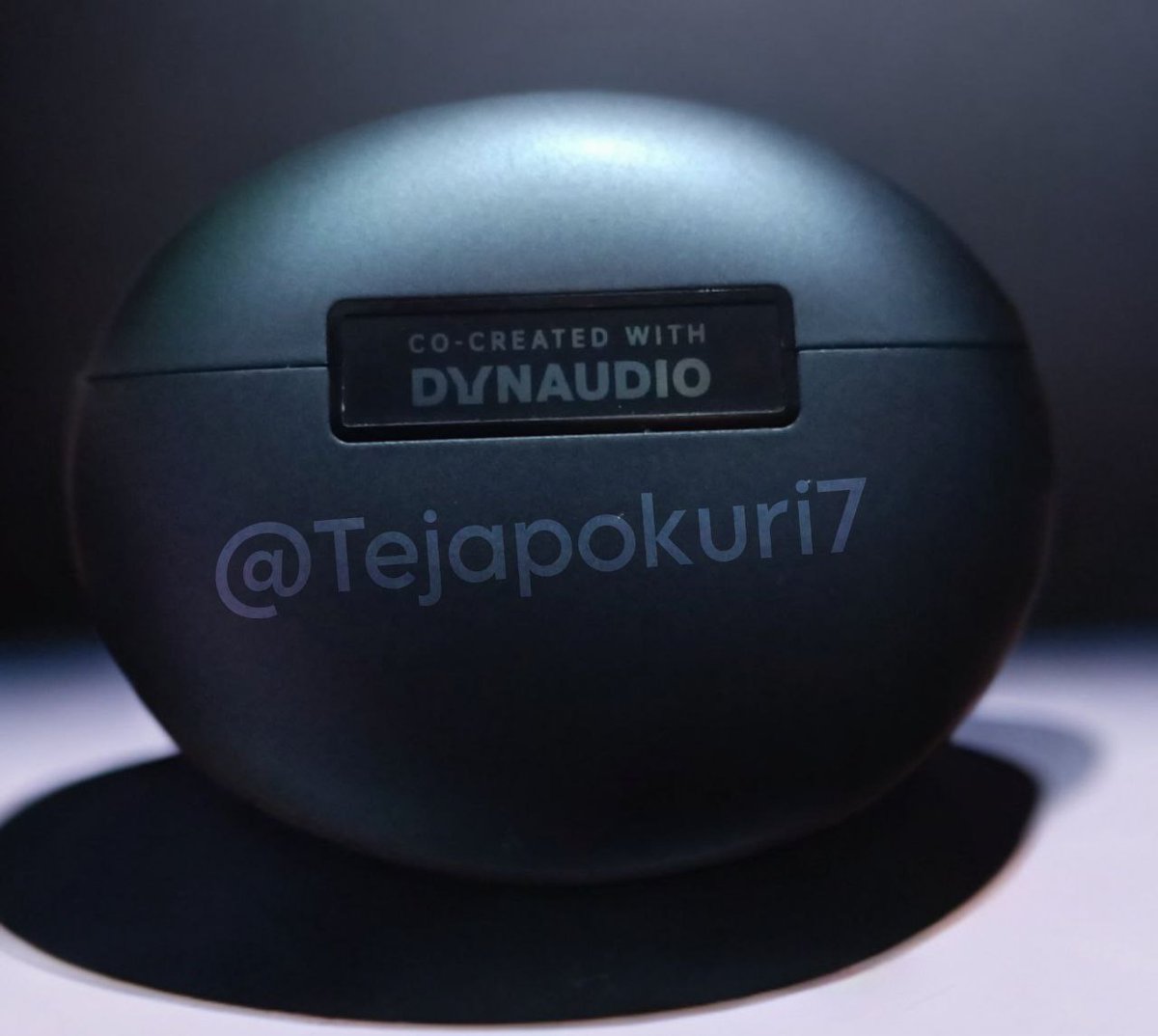 AutonomicsWeb's tweet image. #OnePlusBuds3Pro Live Images Leaked

Specs:
- 50dB noise cancellation
- LHDC 5.0 codec, co-created with Dynaudio
- Dual device connection
- 43hrs battery life, 10mins charge for 5hrs playback
- IP55-rated; Bluetooth 5.4v

Colors: Midnight Opus &amp;amp; Lunar Radiance