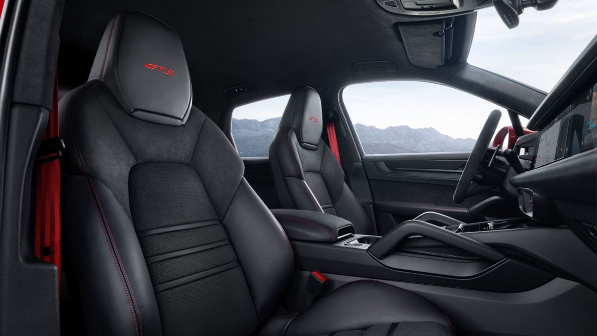 motorrove's tweet photo. The 2025 Porsche Cayenne GTS is available with either an SUV or a Coupe. This New model features a sporty design a New 493 horsepower V8 engine and a performance-focused suspension system with two Chambers and GTS-specific design element
https://t.co/qskiHV6a8p
Hashtags:
#addnweb https://t.co/f8a0WaAwRI