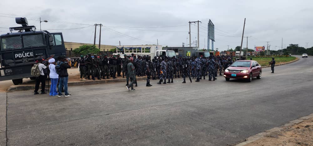 adelsup06's tweet photo. No Protesters are in sight yet at Ojota in Lagos but the Police are on the ground

#EndBadGovernanceProtest 
#EndBadGovernancelnNigeria
#EndBadGovernanceInNig https://t.co/M5WHNJ1Trx