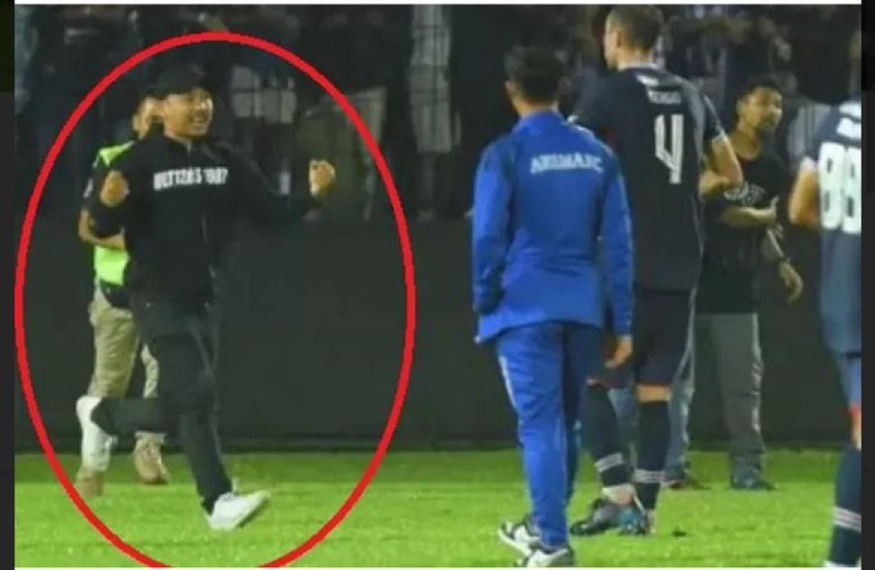 MafiaWasit's tweet photo. ini bukan tentang duluan mana telur atau ayam, lebih simpel dan lebih MUdah dijawab.

1. Jika penonton ga maSUk dan ngejar,

2. Jika @AremafcOfficial ga menjual tiket melebihi kapasitas,

3. Jika Stadion lolos verifikasi,

4. Jika SOP pertandingan bener,

belum tentu ada korban!! https://t.co/zOkIWJnmKp