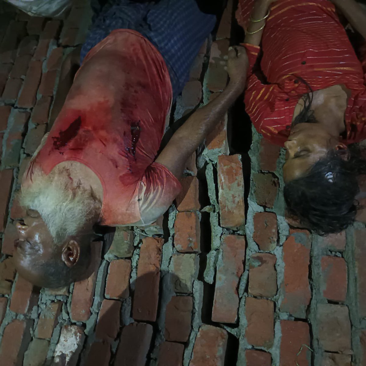 raoneerajbhati's tweet photo. दादरी रेलवे रोड तोरूपति एनक्लेव में मलिक की लापरवाही के चलते बड़ी दुर्घटना बीती रात हुई बारिश से दीवार के पास गड्डों में पानी भरने से दीवार गिर गई दो ग़रीब लोग मारे गये उचित कार्यवाही की आवश्यक @myogioffice @dmgbnagar @noidapolice @dr_maheshsharma @aajtak @ABPNews @NoidaNetwork https://t.co/AxUYFgVE4X