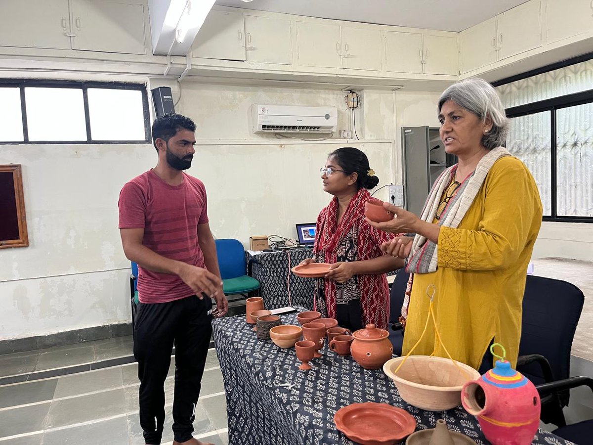 ODOP_IND's tweet photo. Team @ODOP_IND, with @NID_India and craft experts, held a 2-day 'Design Sensitisation Workshop' in #Mandvi, #Kachchh in #Gujarat, to empower artisans with contemporary terracotta practices, souvenir design, e-commerce, branding, and packaging. 

#InvestIndia #InvestInIndia #ODOP #OneDistrictOneProduct #InvestInGujarat #NID #Handicrafts #IndianPottery #IndianArtisans #MakeInIndia @Bhupendrapbjp @makeinindia @handicraftsdc