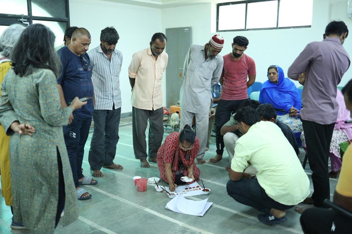 ODOP_IND's tweet photo. Team @ODOP_IND, with @NID_India and craft experts, held a 2-day 'Design Sensitisation Workshop' in #Mandvi, #Kachchh in #Gujarat, to empower artisans with contemporary terracotta practices, souvenir design, e-commerce, branding, and packaging. 

#InvestIndia #InvestInIndia #ODOP #OneDistrictOneProduct #InvestInGujarat #NID #Handicrafts #IndianPottery #IndianArtisans #MakeInIndia @Bhupendrapbjp @makeinindia @handicraftsdc