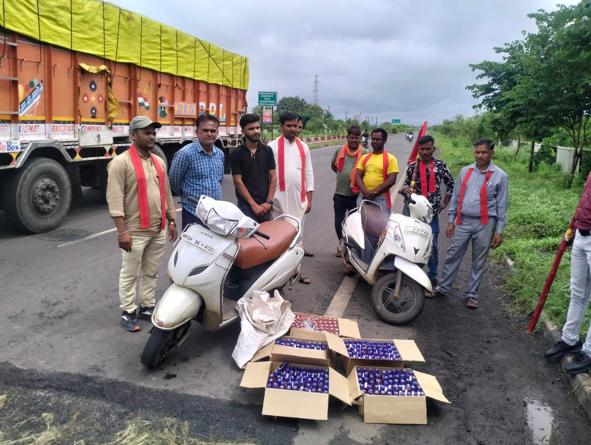 *भगवती मानव कल्याण संगठन शाखा जबलपुर  के कार्यकर्ताओं के द्वारा नशा विरोधी जन आंदोलन के तहत दिनांक 1.8.2024 को समय सुबह 10:00 बजे माड़ोताल थाना अंतर्गत कटंगी बाईपास और पाटन बायपास के बीच  में पकड़ी 5  पेटी अवैध शराब 
<a href="/AJAYAWASTHI108/">AJAY AWASTHI</a> 
<a href="/DrMohanYadav51/">Dr Mohan Yadav</a> 
<a href="/jabalpurdm/">Collector Jabalpur</a>