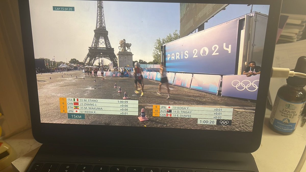 RunBlogRun's tweet image. Mauricio Stano, ITS, defending champion, spent eleven hours a day cross training to get here, hits 15k in 1:00:19! #racewalk, #Paris2024