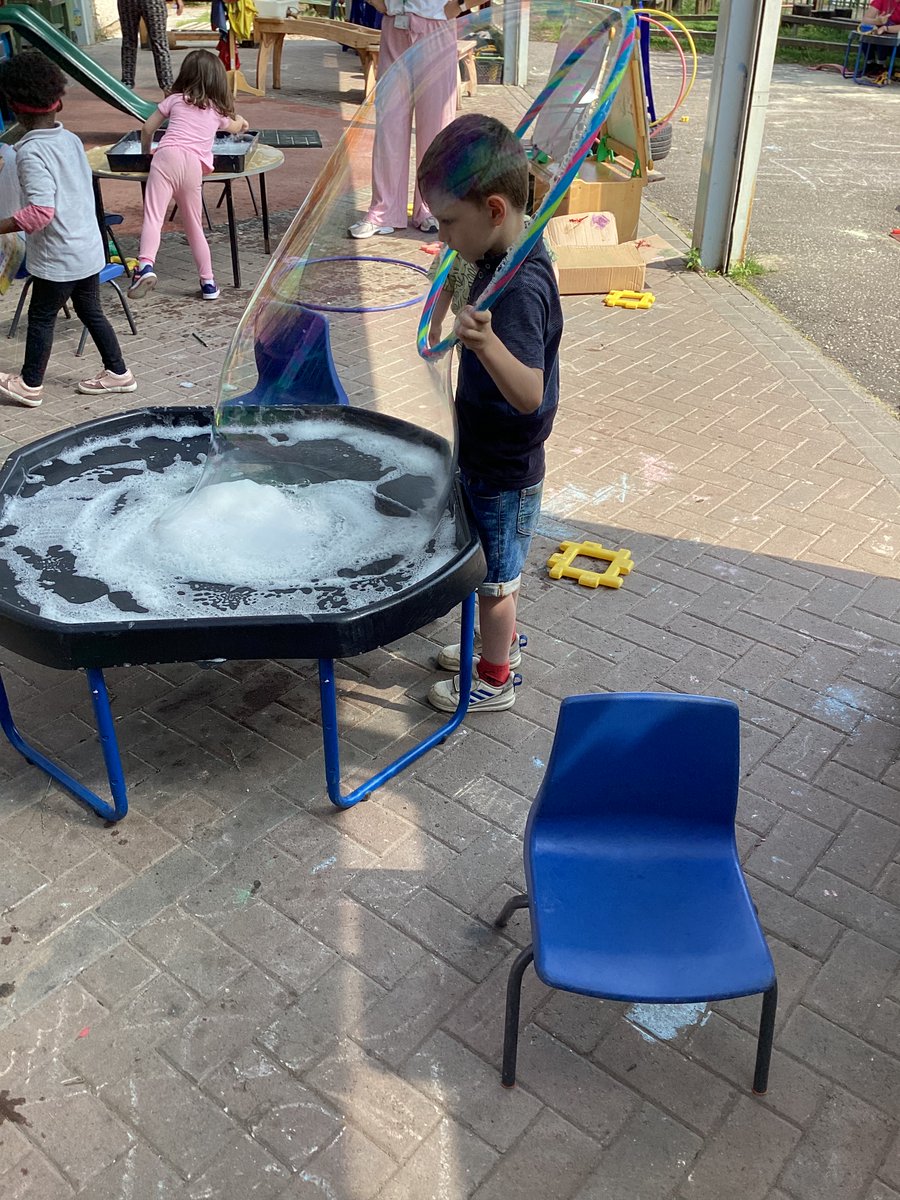 knightsridge's tweet image. Wonderful outdoor fun. play and learning @KEYC investigating what happens when water and washing up liquid is mixed- great bubble play!  #STEM #playandlearning @KnightsridgePr1 @knightsridge @WL_STEM @wlelc