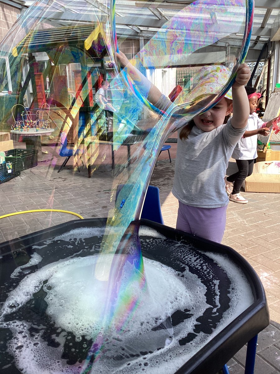 knightsridge's tweet image. Wonderful outdoor fun. play and learning @KEYC investigating what happens when water and washing up liquid is mixed- great bubble play!  #STEM #playandlearning @KnightsridgePr1 @knightsridge @WL_STEM @wlelc
