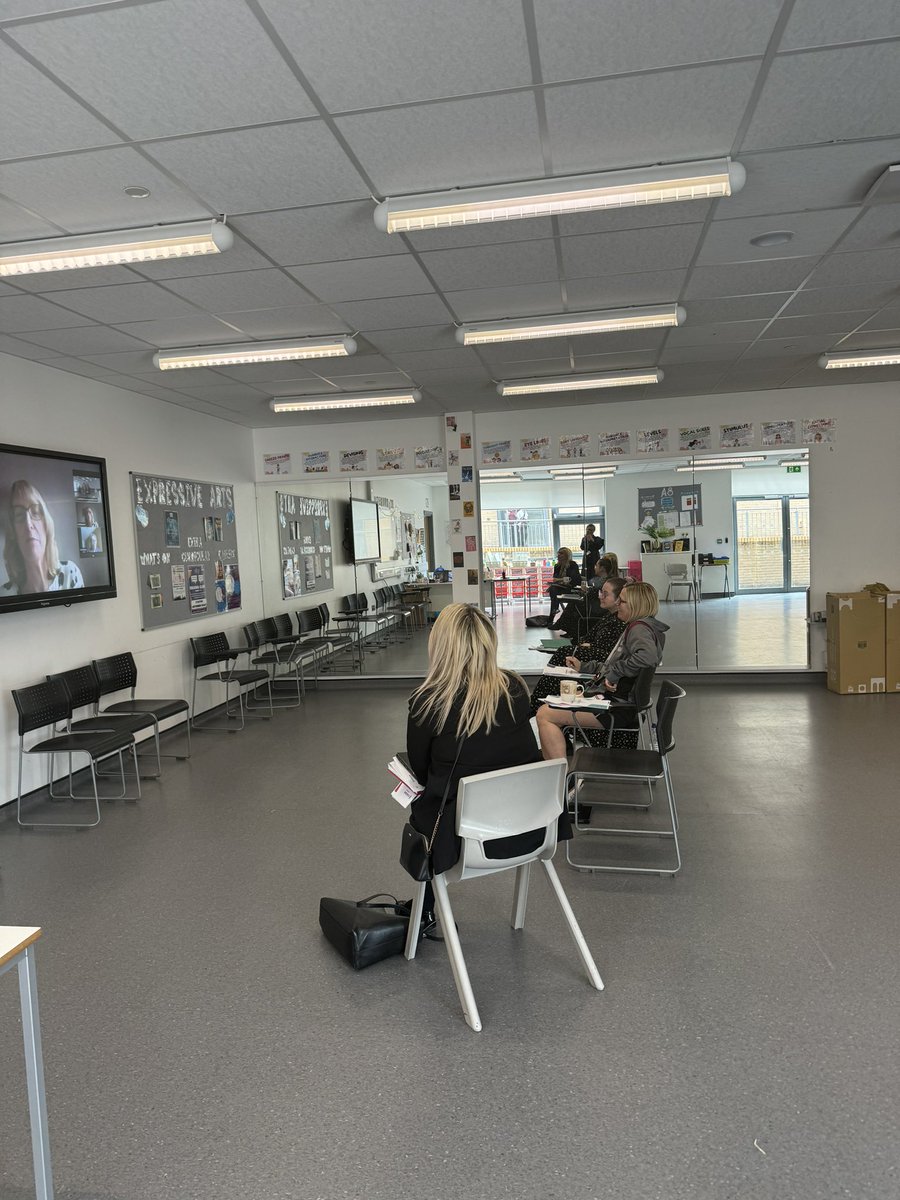 #TheGlovesAreOn Gloves=Protection tweet media