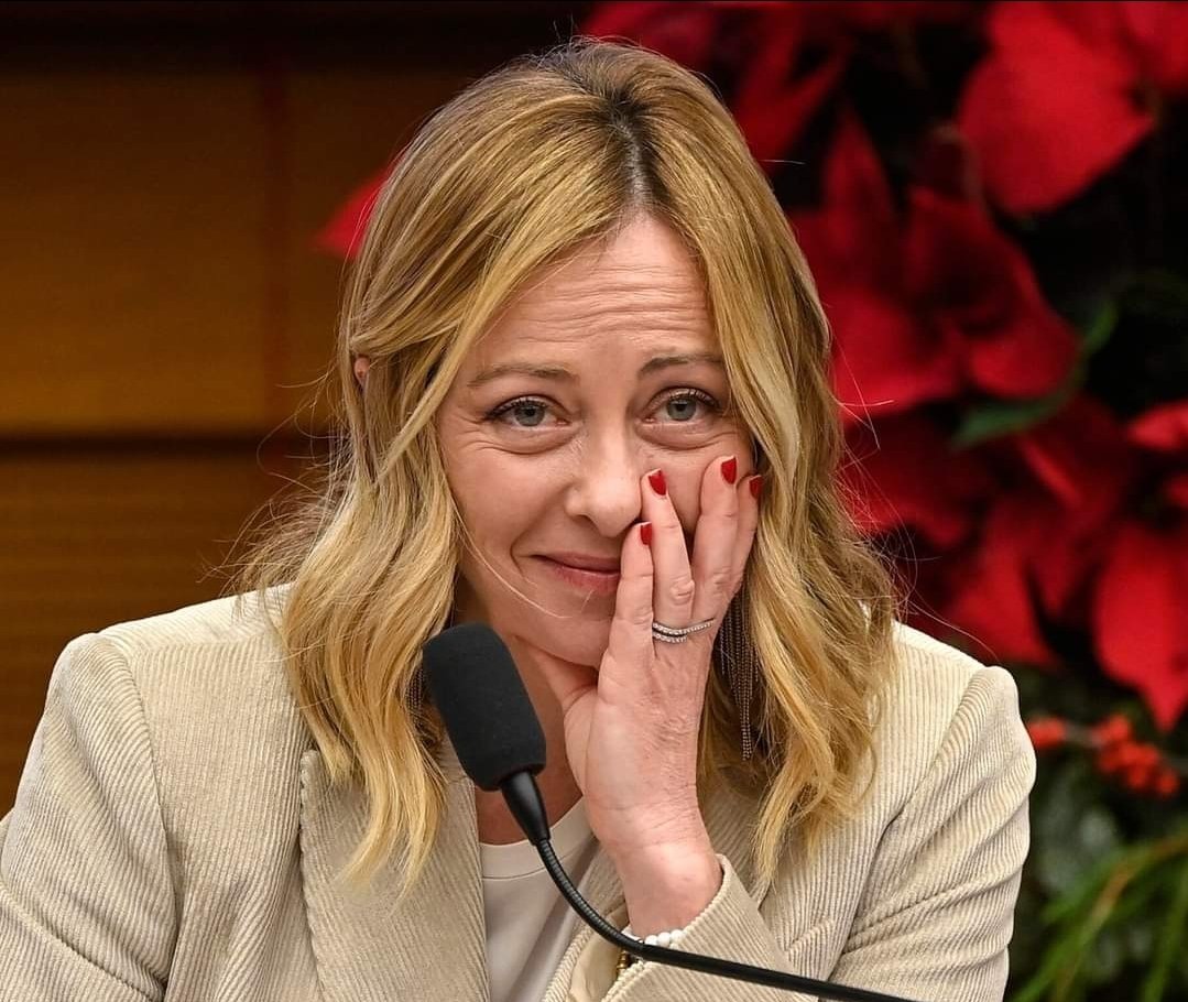 leo_cecchi91's tweet photo. C’è un nuovo primato del Governo Meloni: per la prima volta nella storia repubblicana, un Governo pensa che gli italiani siano così stolti da proporre, a distanza di un anno, dei “remake” di proposte già fatte e fallite, nella speranza che chi non ha visto il film la prima volta lo veda adesso. 

Quasi un anno fa (7 agosto 2023) Giorgia Meloni e il suo Governo annunciavano infatti l’intenzione di tassare i cosiddetti extraprofitti delle banche, che grazie ai tassi di interesse elevati stavano (e stanno) facendo soldi a palate. Tanti annunci, consenso facile per il “Governo degli italiani” contro le banche brutte, sporche e cattive.
 
Nel giro di un mese, la tassa venne cambiata e diventò (davvero) una barzelletta: le banche potevano decidere se pagare gli extraprofitti o metterli a riserva. Per capirci: a te cittadino ti chiama l’Agenzia delle Entrate e ti dice “guarda, questi 5mila euro che hai guadagnato in più o li versi a noi o te li metti da parte, che scegli?”. Una barzelletta. 

Oggi, a distanza di un anno, il Governo ripropone la stessa, identica cosa. Para para, come si dice a Roma. Ovviamente non caveranno nulla dalle banche e si risolverà tutto in maniera grottesca come un anno fa, o al limite – come leggo stamani – chiederanno qualche milione di beneficenza che spacceranno per grande risultato. Così quei 3 italiani su 10 che lo scorso 7 agosto erano al mare, forse quest’anno si vedranno il nuovo film di “Giorgia Meloni contro le banche 2 - La vendetta”. 

Ormai è ridotto tutto a un'operetta, sembra di vivere davvero in un Paese ridotto a pubblico spettatore per maghi, incantatori e presentatori tv.