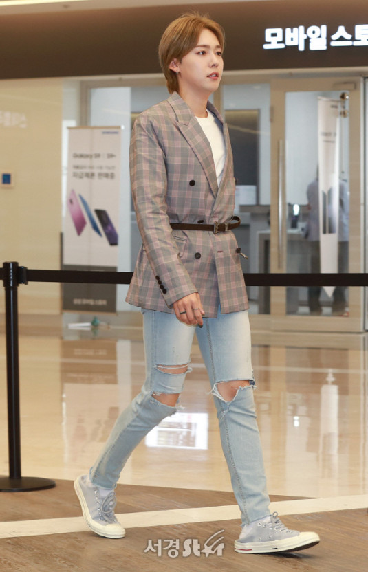 imjadoqueen's tweet photo. Anyways, I've been thinking about South Korea's paris olympics' opening uniform. At the back of my head, i think i saw it somewhere. Guess what, its jinu 😅🙈 https://t.co/OmPQr7YAWV