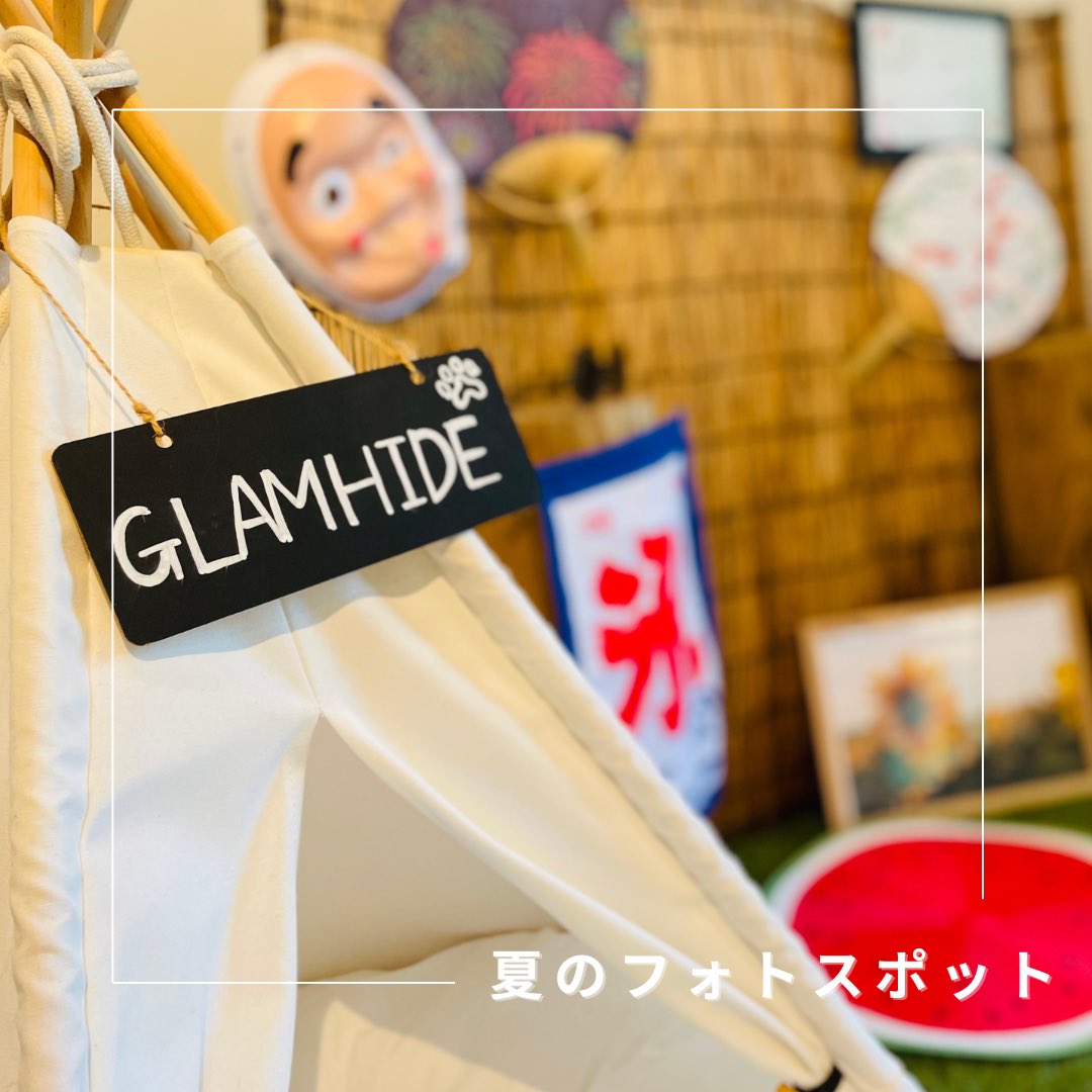 glamhide_kmq's tweet photo. 皆様こんばんは！

フォトスポットが夏仕様になりました📷🌻
夏らしい思い出の1枚を是非✨

また、満天ノ　辻のやの縁日が始まりました☀️

期間:8/31(土)まで
料金:1,000円(チケット4枚)
時間:17:00-21:00
※辻のや館内はワンちゃんはご入館いただけません。

お待ちしております⚡️🍉 https://t.co/WRP1fwcfDp