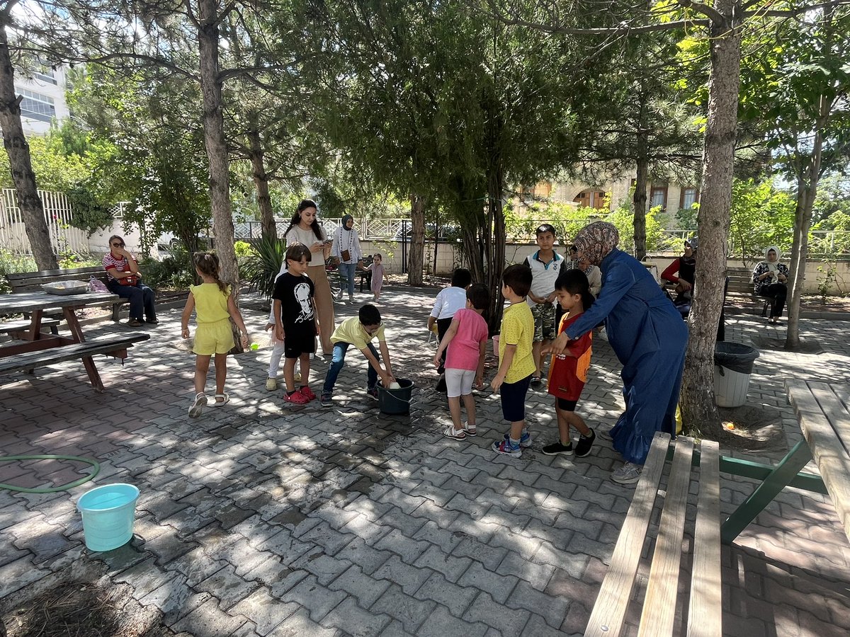 KaramanogluIl's tweet photo. KÜYAP 2024 

Bugün kütüphanemizde çocuklarla yaz oyunları oynadık. 
Gruplar halinde yarışma düzenleyip keyifli bir gün geçirmelerini sağladık. 
🏐🪀⛳️

#etkinkütüphane #yazoyunları #çocukkütüphanesi #küyap2024 #kütüphanedeyim #yarışmazamanı https://t.co/d9Vk2YkJJX