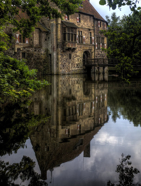 WesleyDonehue's tweet photo. River Castle, North Rhine Westphalia, Germany #RiverCastle #NorthRhineWestphalia #Germany https://t.co/6HoMXqQxQr https://t.co/z1Dn66u9KR