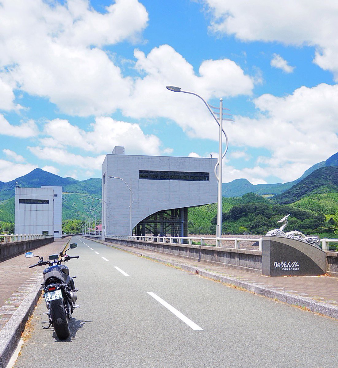 inadon3168's tweet photo. 2024.7.31 猛暑体験ツーリング… 😅
影丸 竜門ダム 見参 ❗
鯛生金山から菊地神社に向かう途中…
大きな竜門ダムがあらわれました♪
これは寄らなければ‼(笑)
ダム入口の両側には、“滝を登る鯉”と
“天駆ける龍”❗
#XSR900 #RN80 #yamaha #バイク #motorcycle #bike #竜門ダム https://t.co/up6QCdOoFM