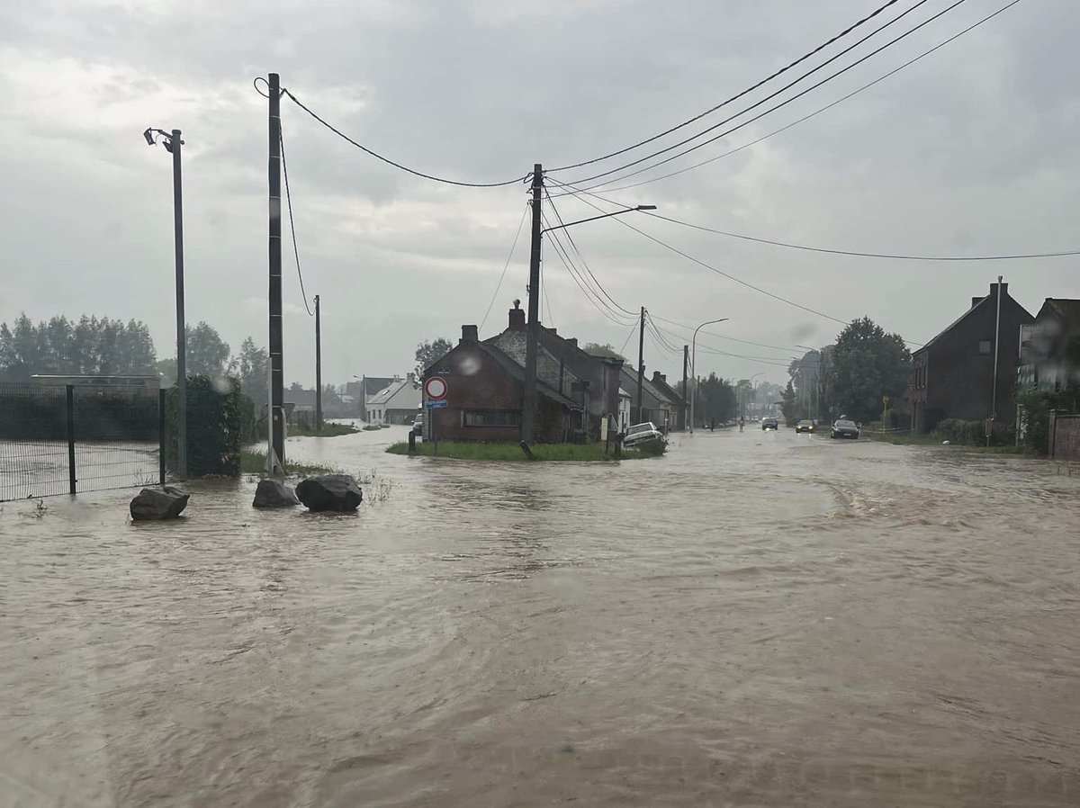Meteovilles's tweet photo. ⛈️ Les #orages diluviens qui ont touché le #Nord et le #PasDeCalais concernent aussi la #Belgique où les communes inondées sont nombreuses ce matin du 1er août 2024, ici #Lessines. (photo mairie) https://t.co/sBEs41gxrN