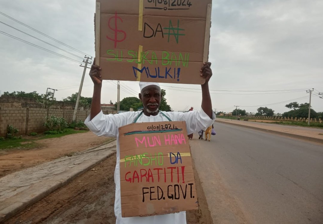 Finewinefj's tweet photo. An elderly man has hit the streets of Kano to begin his protest. Wielding placards with inscription in Hausa✊#EndBadGovernanceInNigeria https://t.co/AJwET9Fe5B