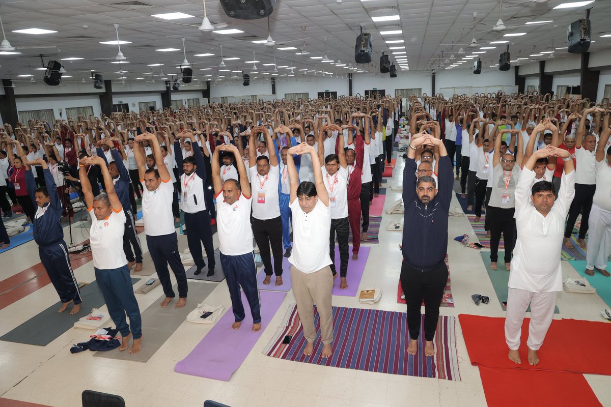 Sheeshpal_Yog's tweet photo. ગુજરાત રાજ્ય યોગ બોર્ડ અને શ્રીમદ્ રાજચંદ્ર મિશન, ધરમપુરના સંયુક્ત ઉપક્રમે આયોજિત ત્રિ-દિવસીય યોગ કોચ/ટ્રેનર રિફ્રેશર યોગ પ્રશિક્ષણ શિબિરમાં સહભાગી થનાર યોગ પ્રેમીઓનો ખુબ ખુબ આભાર.
#GujaratStateYogBoard #YogsevakSheeshpal #SRDM #Yoga #YogaTrainer #Refresher #Training #Dharampur #Valsad