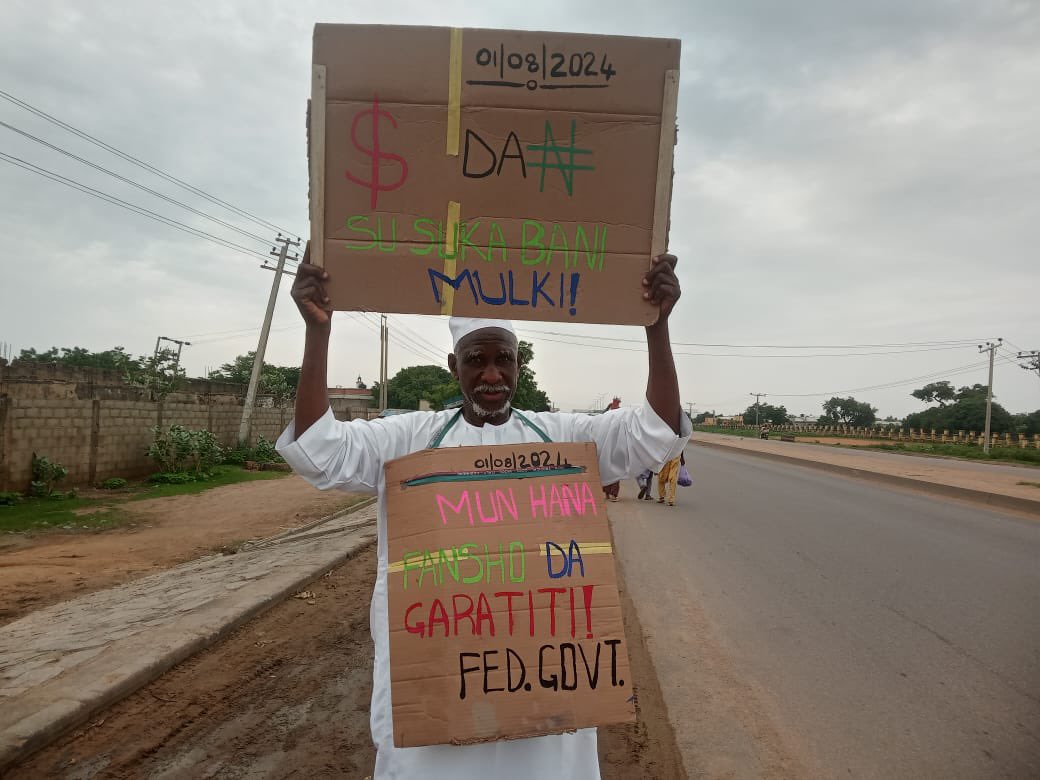 MFaarees_'s tweet photo. This man should be the icon of this #EndBadGovernaceInNigeria protest, he came out first in Kano State, he didn't care that he was alone, all he cares about is Nigeria his country. 

He deserves recognition! 🇳🇬💯 https://t.co/EgZMvIIVIt