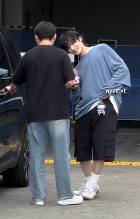 eloquestlydae's tweet photo. HE'S SHOWING HHMNYARING TO MOAS S CUTELY 😭😭

📷nyattxt https://t.co/ZwReJw5ky5