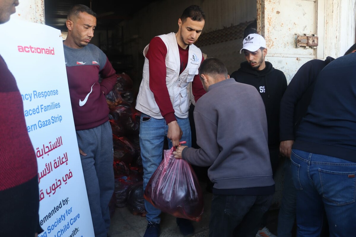 ActionAidUK's tweet photo. The amount of aid currently entering Gaza is woefully insufficient. Since October, ActionAid, along with our local partners, has been dedicated to the delivery of essential food, medical items, dignity, and hygiene kits in Gaza.

Please help us do more: https://t.co/NhJlBjnoKM https://t.co/8tnXTJ8mkX