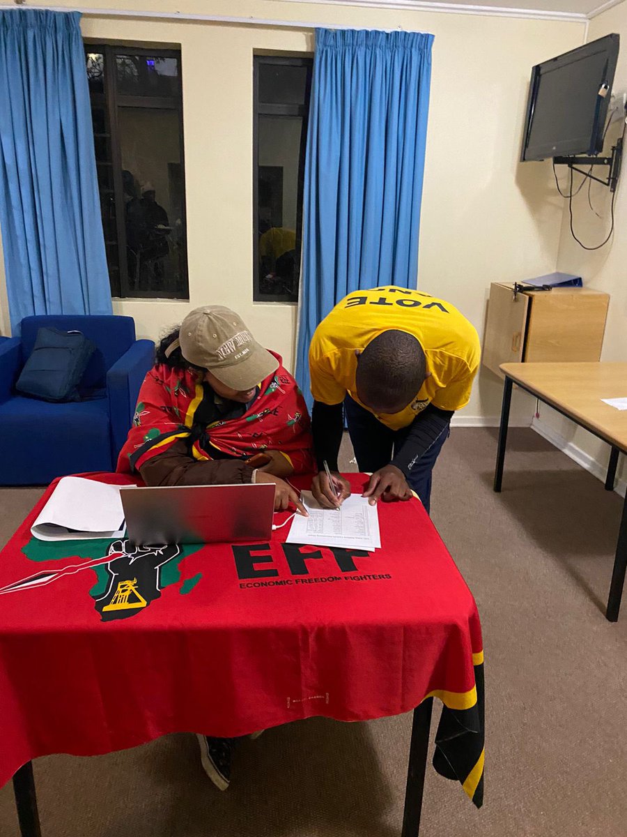 📸: EFFSC Mass Recruitment Campaign is underway at Rhodes University. 🫵🏽🖤❤️💚