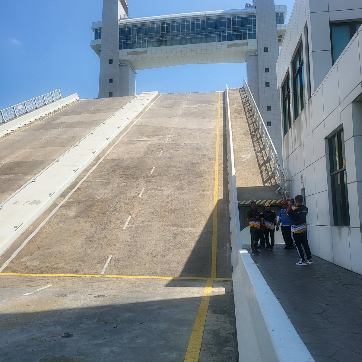 Team Jambatan dan Forensik JKR memenuhi jemputan dan menyumbang kepakaran ke TI Prop. Inc. bagi konsultasi dan pemeriksaan struktur Drawbridge KT. JKR Tganu juga turut sama. <a href="/CawJalanJKR/">Cawangan Jalan JKR Malaysia</a> <a href="/Esa1Ibrahim/">IbrahimEsa1</a> <a href="/JKRTerengganu/">JKR Terengganu</a>