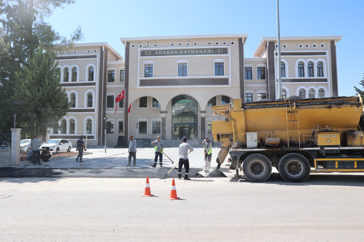 arabanbld's tweet photo. İlçe Merkezi Hükümet Konağı Giriş Kısmında Asfalt çalışmamız  devam etmektedir. https://t.co/Cl4iEstxtS