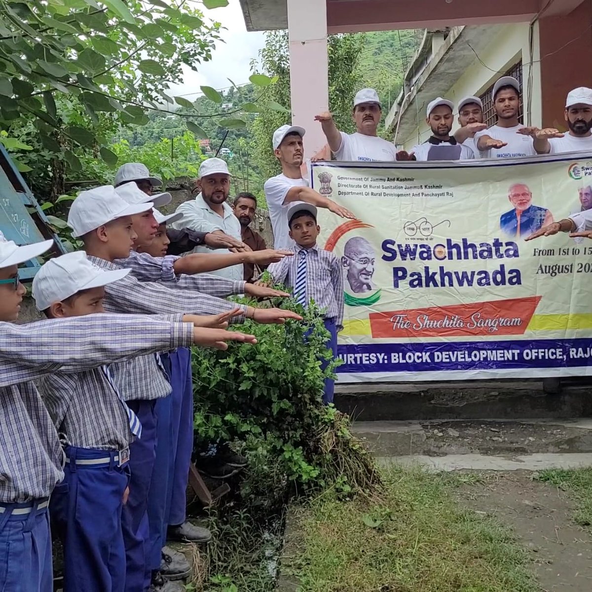 block_rajgarh's tweet photo. Inauguration of Swachhta Pakhwada -Swachhta Sangram.
Swachhta Pledge .
#SwachhtaPakhwada
#SwachhRamban
#SwachhBharat
@OfficeOfLGJandK
@swachhbharat
@listenshahid
@jkrddpr
@mission_sbm
@Divcomjammu
@diprjk 
@dcramban 
@BaseerUlHaqIAS https://t.co/N4PkhP4a32