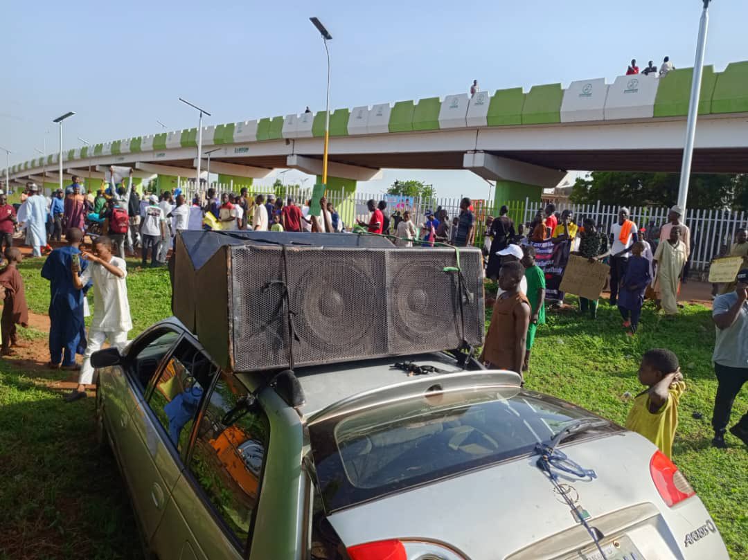 UncleAnass's tweet photo. SITUATION REPORT: 8.35am — the DJ who will entertain us throughout the event has arrived. Peaceful protesters demanding for their rights keep trooping. Solidarity forever. One for all; all for one. #StopTheKillings #SokotoEastBleeds🩸 #SecureNorth #BringBackFuelSubsidy #SubsidizeDollar #EndHunger #EndBadGovernance💪