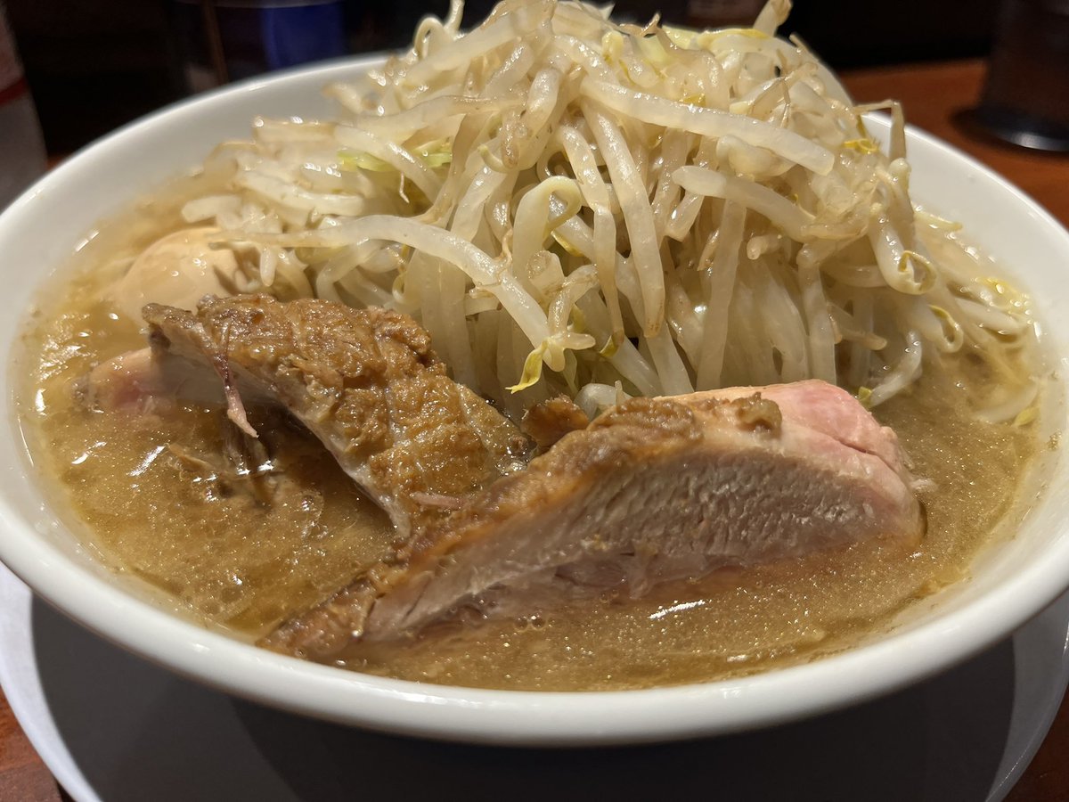 Fcrow_sub's tweet photo. 95日目(昨日)。ザバスプロテイン×4(豆乳割)、二郎系ラーメン少なめ、混ぜご飯おにぎり(鮭フレーク、ほうれん草、ブロッコリー、カボチャ)、焼き鶏胸。1万歩以上ウォーキング。付き合いで二郎。でも1日でバランスとった。メンタル回復期。高タンパク質料理ストック作った偉い！！#ダイエット仲間募集中 https://t.co/JePPdPiUSW