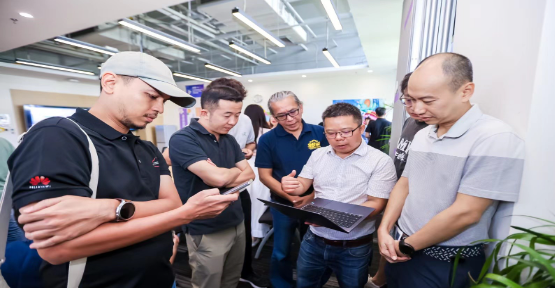 DoricTech's tweet photo. 🚀 On July 26, 2024, DoricTech welcomed Huawei and clients from Southeast Asia, Africa, and the Middle East to our G7 Connect Beijing HQ for a logistics peer communication event. 
Our team showcased the IoT BI Dashboard, demonstrating end-to-end visibility and digital logistics. https://t.co/R0KsfSi1hC