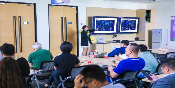 DoricTech's tweet photo. 🚀 On July 26, 2024, DoricTech welcomed Huawei and clients from Southeast Asia, Africa, and the Middle East to our G7 Connect Beijing HQ for a logistics peer communication event. 
Our team showcased the IoT BI Dashboard, demonstrating end-to-end visibility and digital logistics. https://t.co/R0KsfSi1hC
