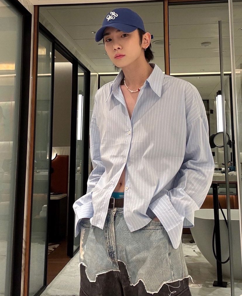 aesthetaekey's tweet photo. Kibum and Taemin in similar pants and button-down shirts. They also have a shared loved for little shirts + baggy jeans.💙

#KEY #TAEMIN #SHINee #TaeKey https://t.co/CHWmXXUfAX